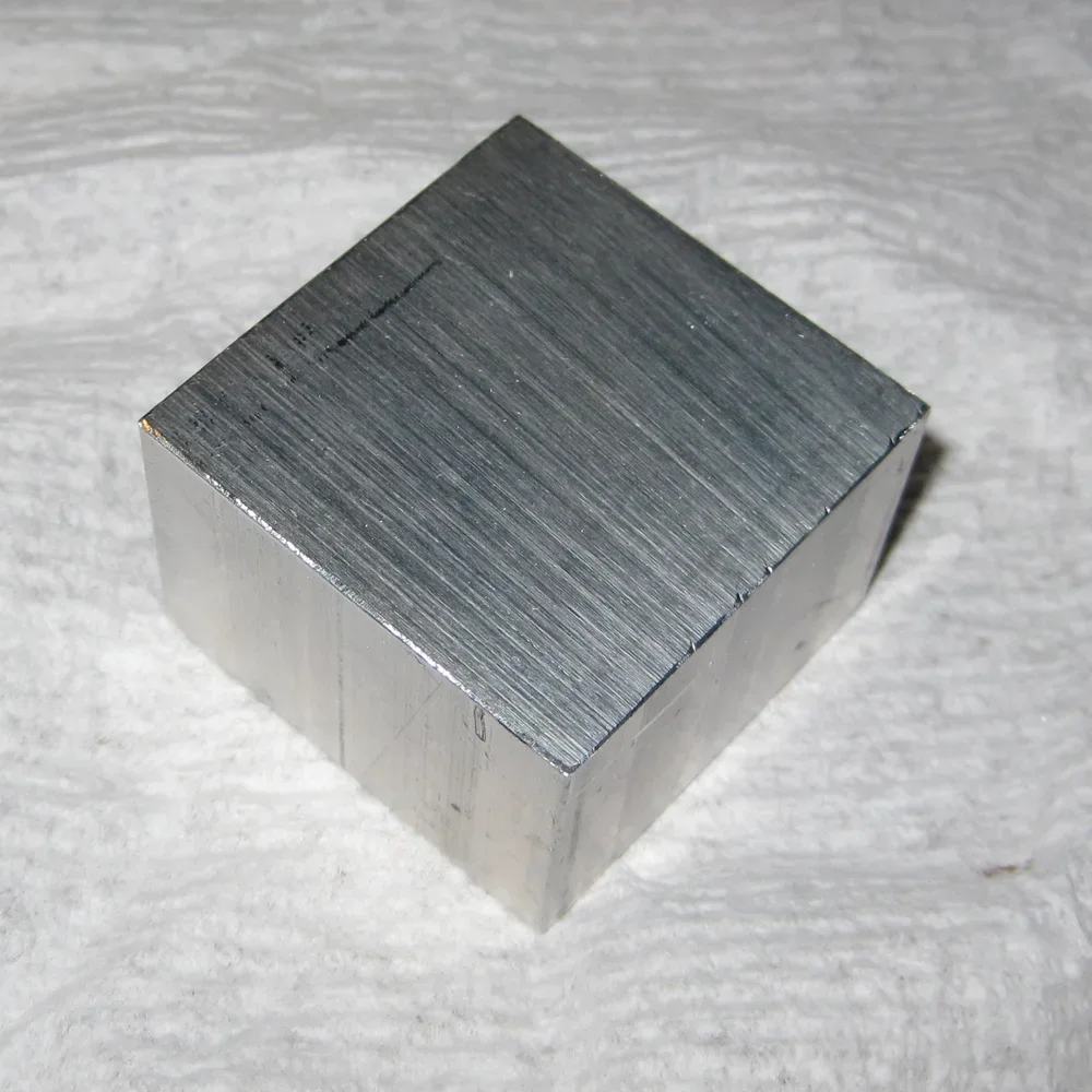 Gesägter Aluminiumblock mit sichtbaren Schnittspuren; die Quelle nennt die Legierung 6061.